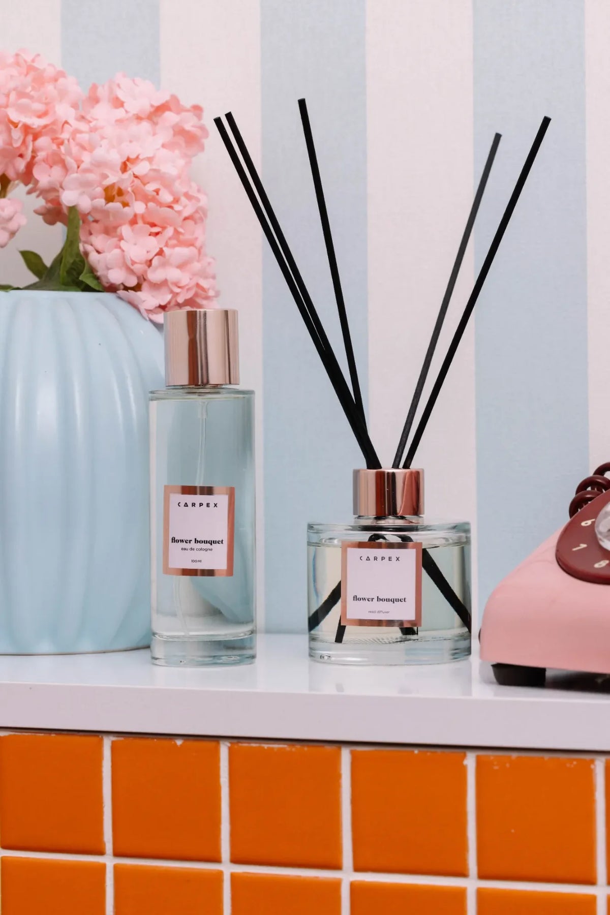 Carpex “Flower Bouquet” kolonyası ve oda kokusunun pastel mavi-pembe tonlarda zarif masa düzenlemesiyle birlikte sunumu. Pentome Studio’da çekilmiştir.
Carpex “Flower Bouquet” cologne and reed diffuser displayed in a soft pastel blue and pink styled setup. Photographed at Pentome Studio.