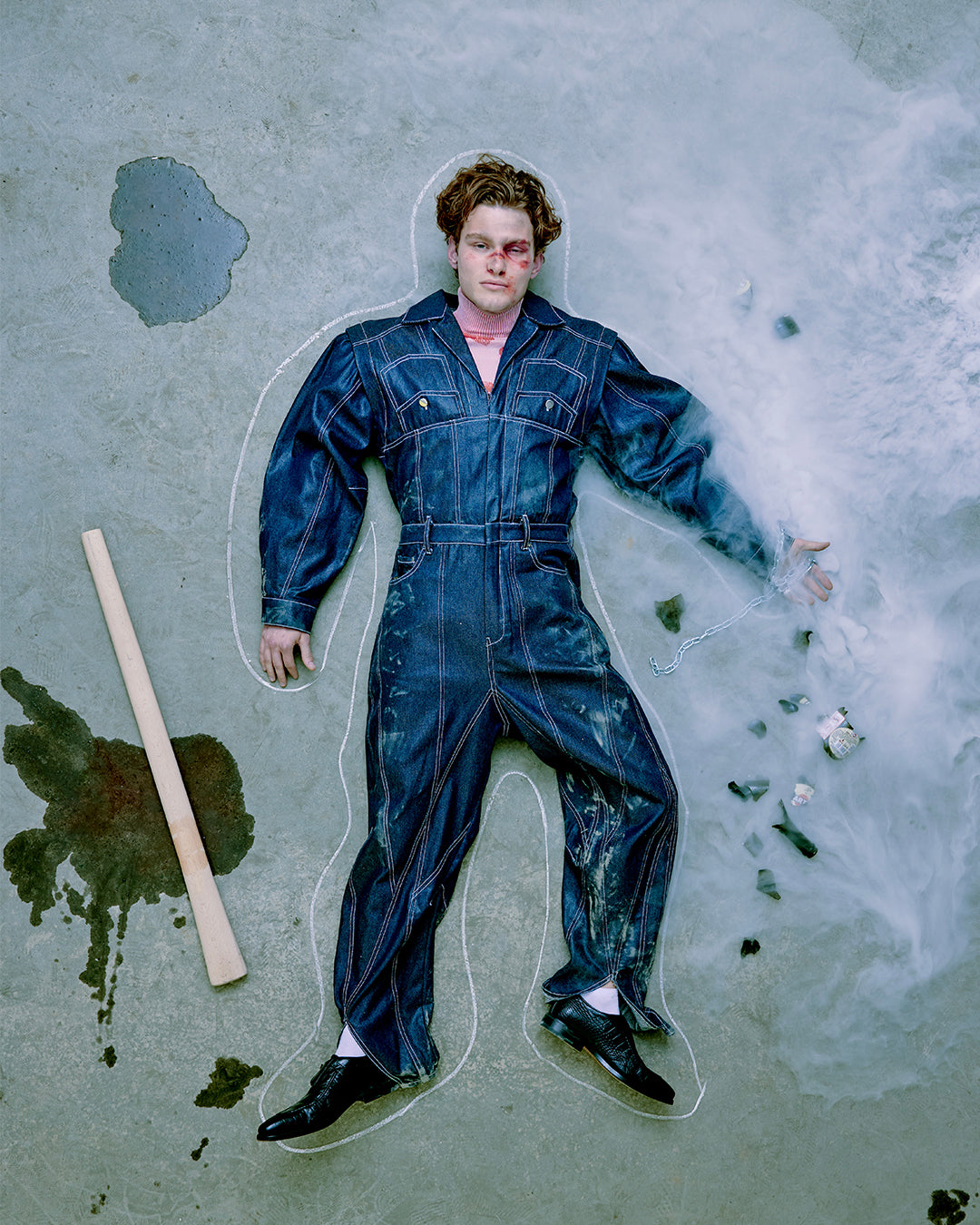 Garage markasına ait üst açıdan çekilmiş denim tulum kompozisyonu; endüstriyel zemin, sis efekti ve çizilmiş siluet detaylarıyla konsept bir moda anlatımı sunmaktadır. Güç, stil ve teatral duruşun birleştiği bir sahnedir. Pentome Studio’da çekilmiştir.
A top-view fashion editorial for the brand Garage, featuring a denim jumpsuit styled against an industrial floor with smoke effects and chalk outlines — blending theatrical aesthetics with bold visual storytelling. Photographed at Pentome Studio.