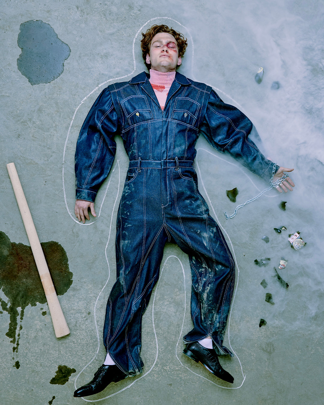 Garage markasının sanatsal moda çekiminde, düz zeminde yer alan denim tulum kompozisyonu endüstriyel atmosfer, sis efekti ve kontrast ışıklarla birleşerek teatral bir anlatı oluşturmuştur. Pentome Studio’da çekilmiştir.
In this artistic fashion composition for the brand Garage, a denim jumpsuit is styled in a flatlay position on an industrial surface, blending fog effects and contrasting lighting to evoke a cinematic mood. Photographed at Pentome Studio.