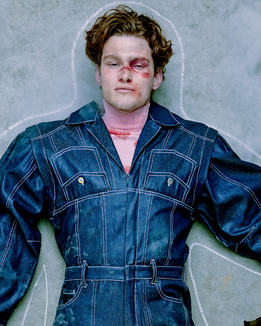 Garage markasının cesur estetiğini yansıtan bu portrede, denim tulum güçlü bir formda karşımıza çıkıyor. Sert bakış ve dokulu kumaş birleşimi, endüstriyel bir zarafet hissi yaratıyor. Pentome Studio’da çekilmiştir.
This portrait embodies Garage’s bold aesthetic, featuring a structured denim jumpsuit that exudes strength. The fusion of a firm gaze and tactile fabric evokes an industrial sense of elegance. Photographed at Pentome Studio.