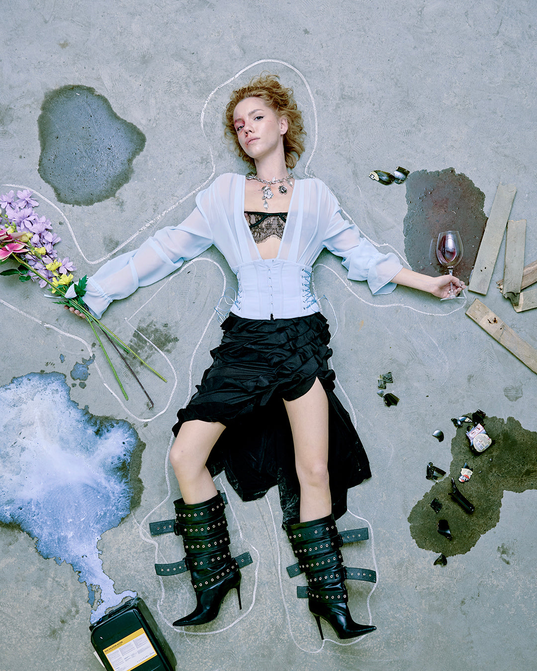 Garage markasının özgün moda vizyonunu yansıtan bu sahnede, korseli üst ve yüksek deri çizmeler kontrast bir zarafet oluşturuyor. Çiçek ve endüstriyel detayların birlikteliği, sertlik ile estetiğin dengesini yakalıyor. Pentome Studio’da çekilmiştir.
This scene from the Garage brand’s distinctive editorial concept pairs a corseted top with tall leather boots, creating a striking contrast of elegance and edge. The blend of floral and industrial elements captures a balance between strength and beauty. Photogra