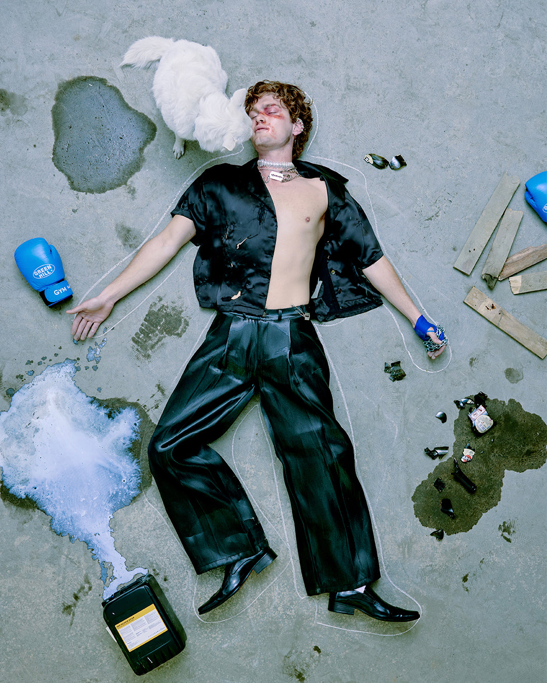 Garage markasının yaratıcı moda serisinden bu kare, saten gömlek ve pantolon kombinasyonunu kontrast objelerle birlikte çarpıcı bir yer kompozisyonunda sunar. Sahnedeki köpek detayı, estetiğe duygusal bir dokunuş katar. Pentome Studio’da çekilmiştir.
From the creative fashion series of the brand Garage, this scene showcases a satin shirt and trousers ensemble surrounded by contrasting industrial props. The inclusion of a dog adds an unexpected emotional touch to the edgy composition. Photographed at Pentome