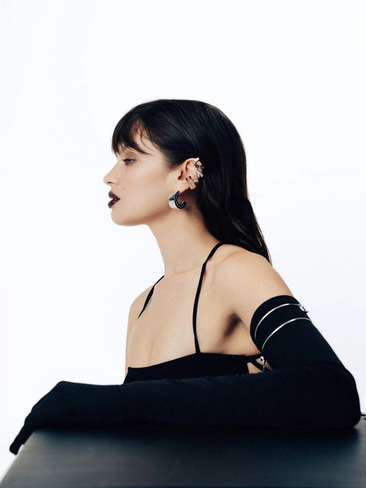 Siyah elbise ve gümüş earcuff kombinasyonu, Jaagravi’nin zarif ama iddialı çizgisini öne çıkarıyor. Profilden yakalanan bu kare, sade bir gücü ve sofistike bir tavrı bir araya getiriyor. Pentome Studio’da çekilmiştir.
The black dress and silver earcuff combination accentuate Jaagravi’s refined yet bold aesthetic. Captured in profile, the image unites understated strength with sophisticated allure. Photographed at Pentome Studio.