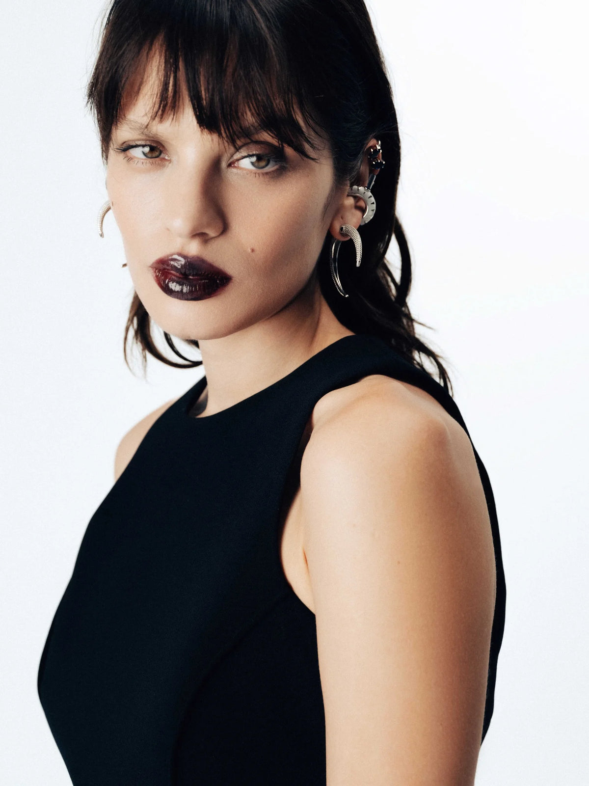 Siyah elbise ve gümüş halka küpelerin birleşimi, Jaagravi’nin modern lüks anlayışını sade ama etkileyici bir duruşla yansıtıyor. Soğuk tonlar, kararlı bir zarafet duygusu uyandırıyor. Pentome Studio’da çekilmiştir.
The combination of a black dress and silver hoop earrings reflects Jaagravi’s vision of modern luxury with a minimal yet striking attitude. Cool tones evoke a sense of poised elegance. Photographed at Pentome Studio.