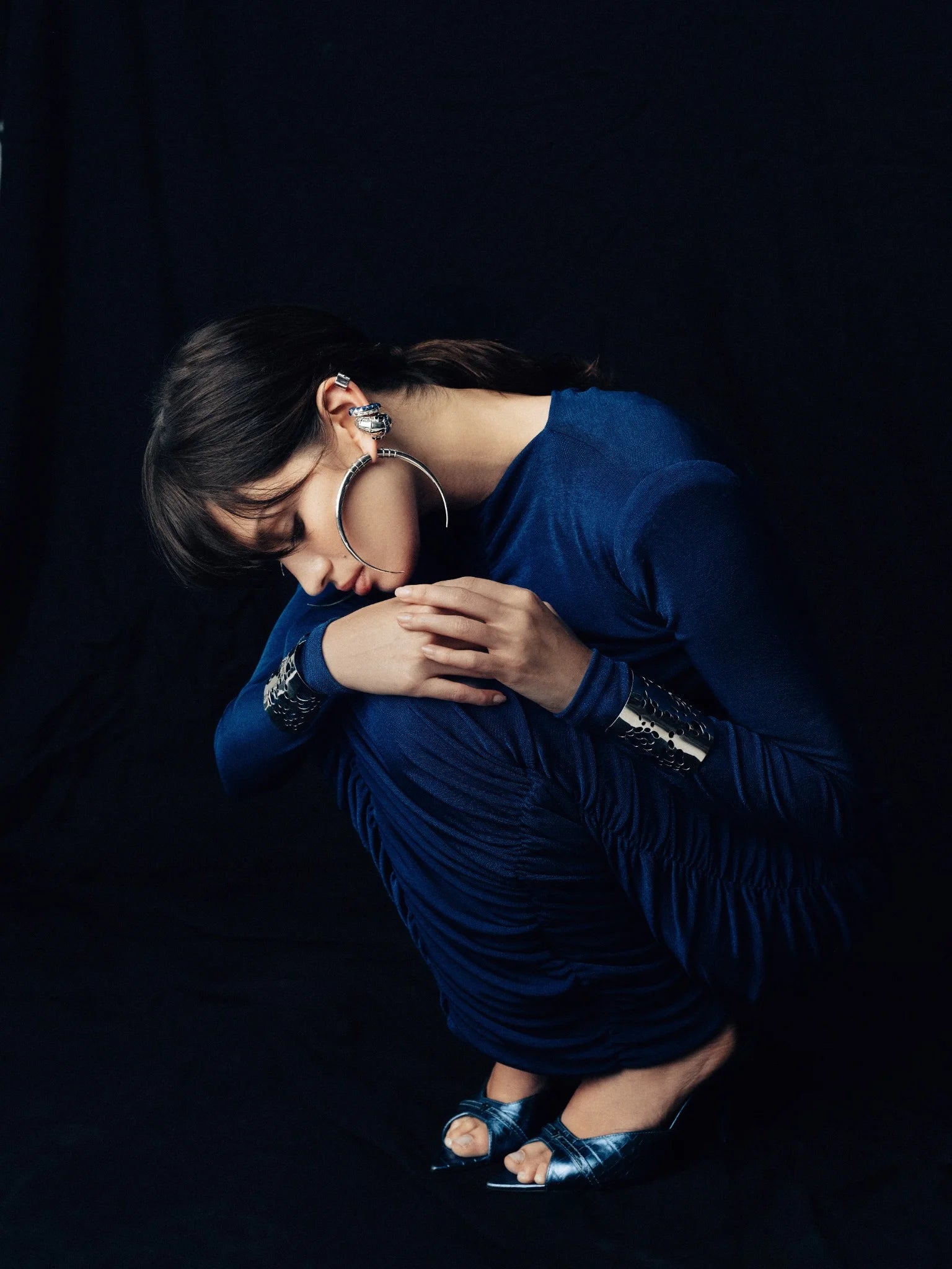 Derin mavi tonlarda elbise ve büyük halka küpe birleşimi, Jaagravi’nin minimal ama etkileyici tasarım yaklaşımını vurguluyor. Pentome Studio’da çekilmiştir.
The combination of a deep blue dress and large hoop earrings highlights Jaagravi’s minimal yet striking design aesthetic. Photographed at Pentome Studio.