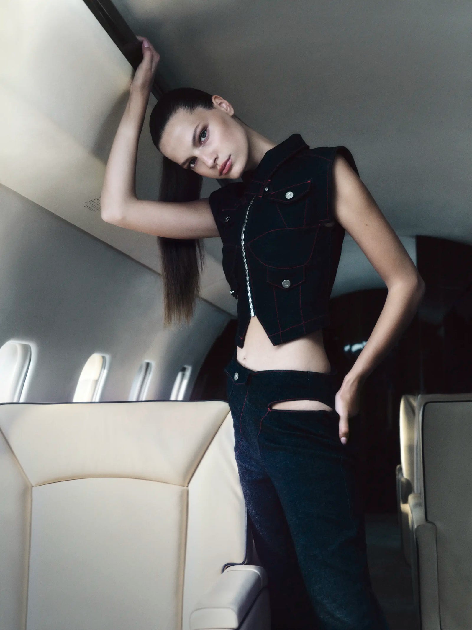 Yulia Gorbachenko’nun güçlü kadrajında Jendue’nun denim takımı, zarafet ve cesaretin birleşimini yansıtıyor. Özel jetin dar iç mekânında bile pozun gücü özgürlüğü temsil ediyor. Pentome Studio’da çekilmiştir.
In Yulia Gorbachenko’s striking frame, Jendue’s denim ensemble embodies a blend of elegance and boldness. Even within the jet’s confined space, the model’s pose radiates freedom and strength. Photographed at Pentome Studio.