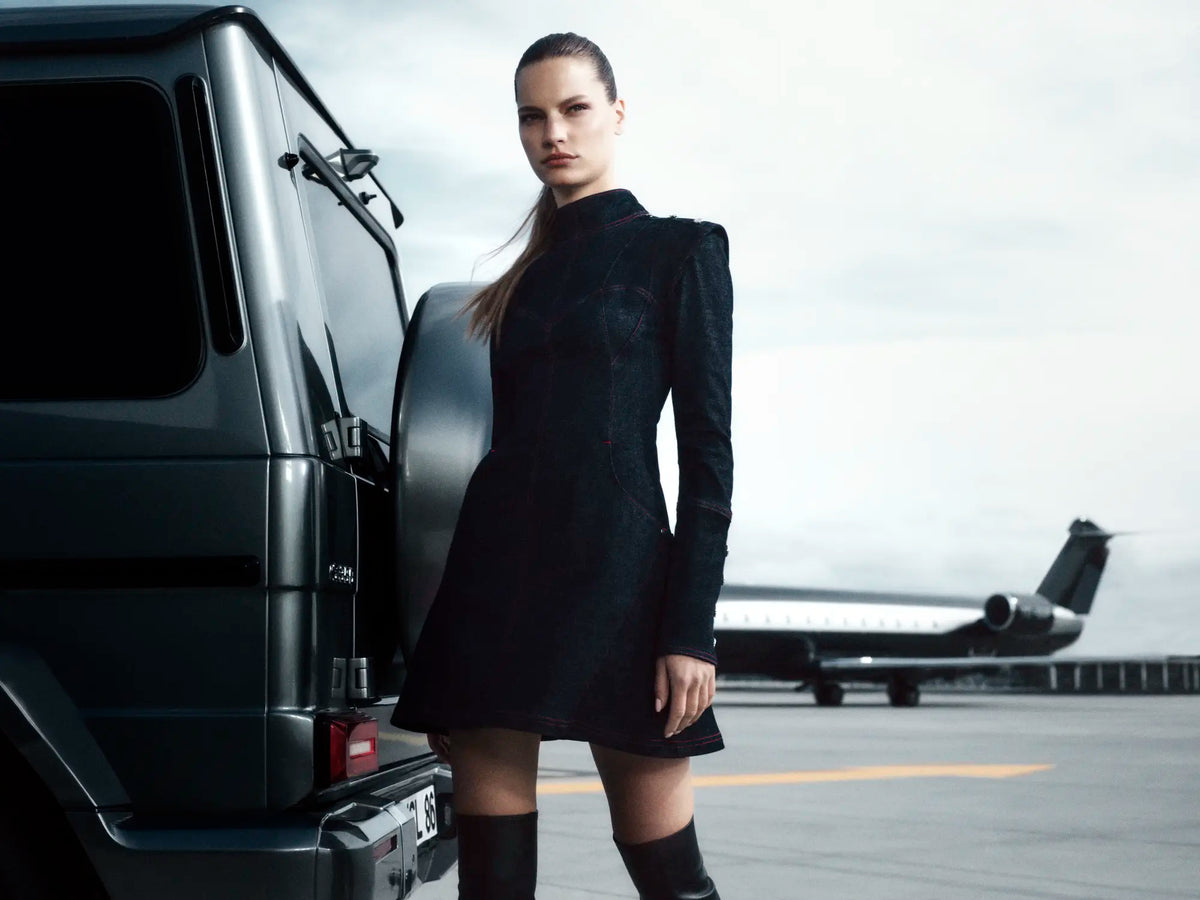 Yulia Gorbachenko’nun güçlü estetiğiyle çekilen bu karede, Jendue’nun yapılandırılmış denim mini elbisesi güç ve zarafeti aynı anda yansıtıyor. Lüks bir araç ve jet arka planı, modern kadının özgür stilini tamamlıyor. Pentome Studio’da çekilmiştir.
Shot through Yulia Gorbachenko’s bold aesthetic, Jendue’s structured denim mini dress reflects both strength and sophistication. The luxury car and jet backdrop complete the modern woman’s statement of freedom. Photographed at Pentome Studio.