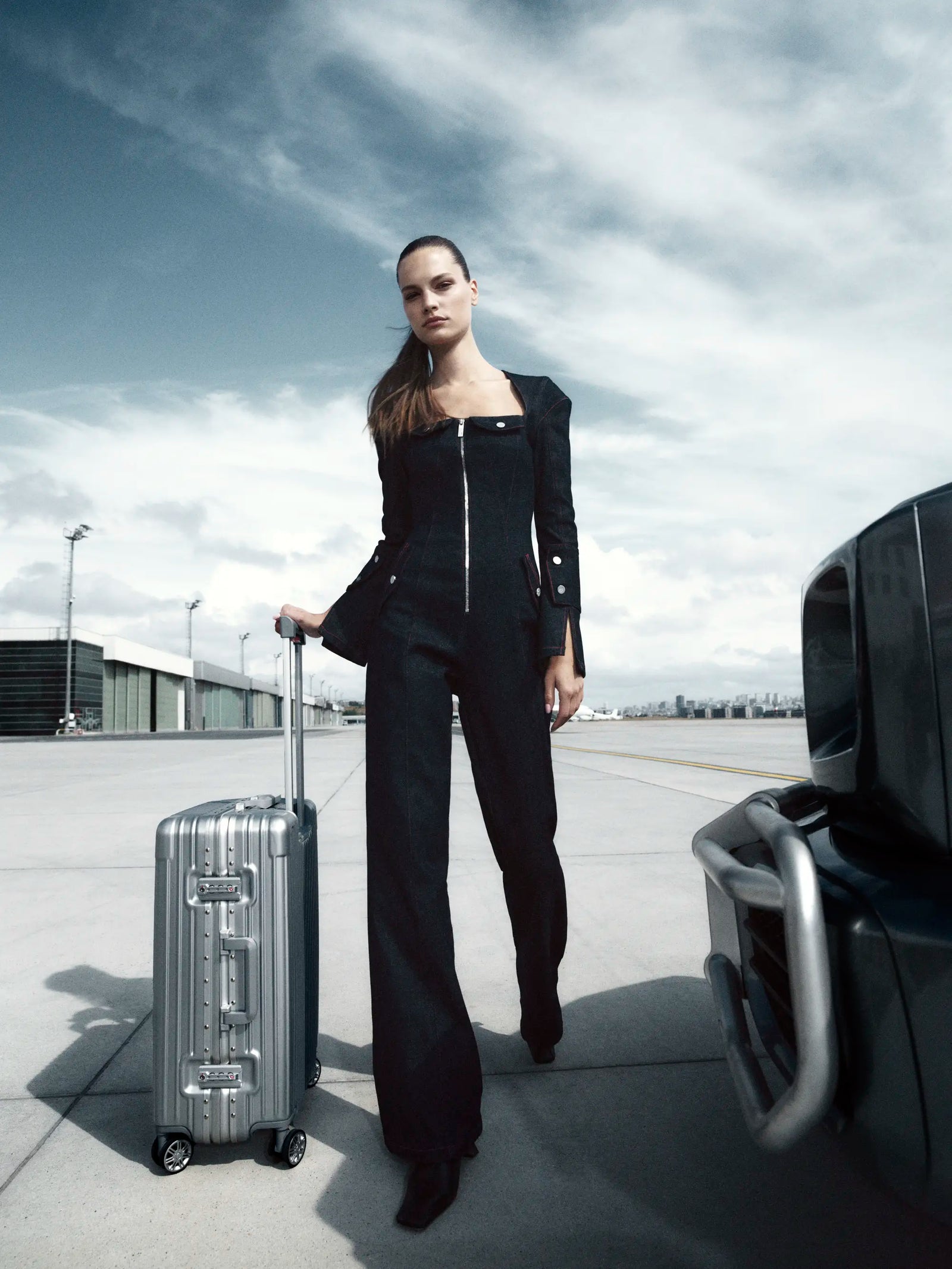 Yulia Gorbachenko’nun objektifinden yansıyan bu kare, Jendue’nun modern yolcu ruhunu lüks bir sadelikle anlatıyor. Minimal siyah denim tulum, şehirli bir özgüven ve zarafet dengesi kuruyor. Pentome Studio’da çekilmiştir.
This shot by Yulia Gorbachenko portrays Jendue’s modern traveler spirit with luxurious simplicity. The minimal black denim jumpsuit balances urban confidence with refined elegance. Photographed at Pentome Studio.