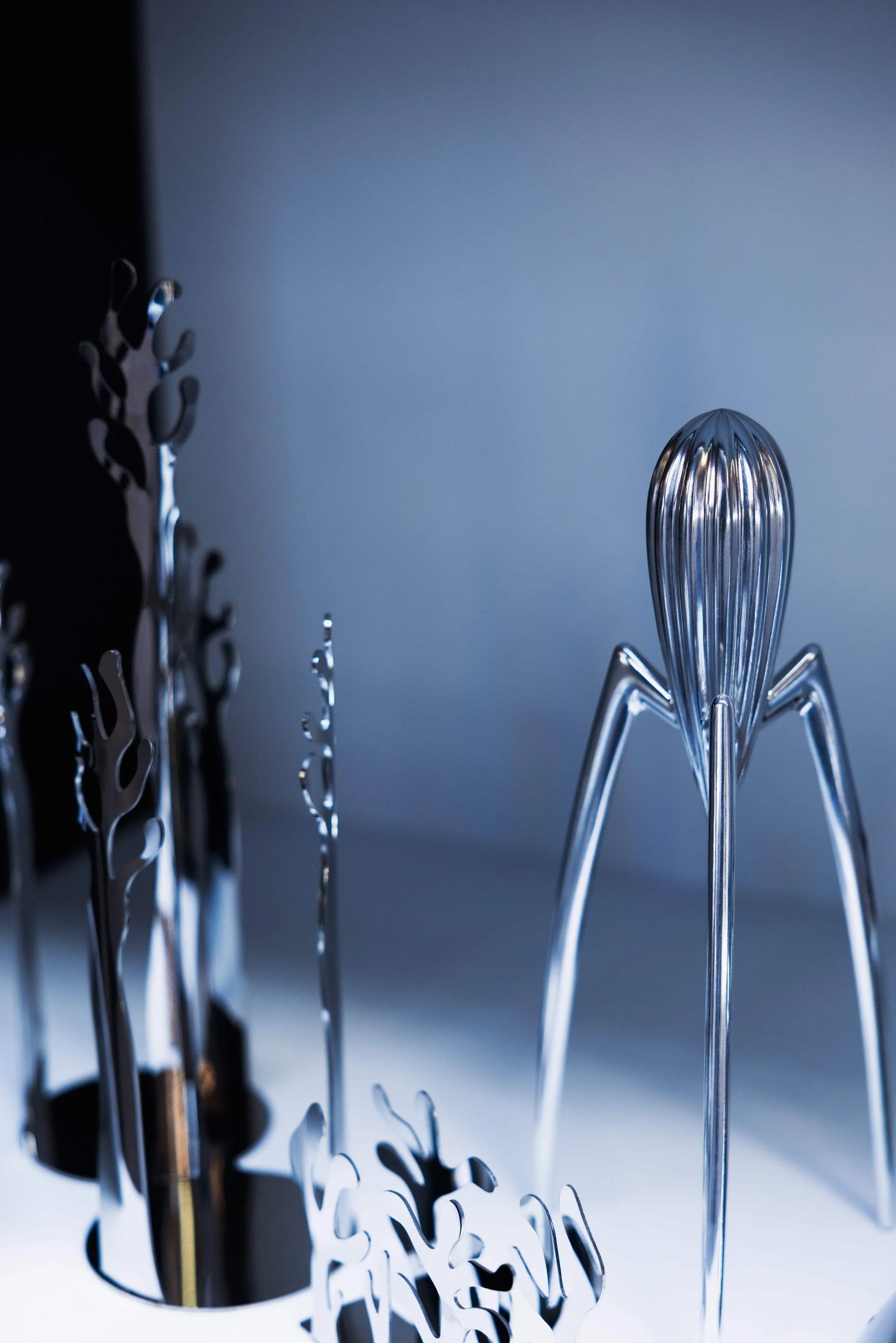 Karaca mağazasında Alessi markasının modern mutfak objeleri vitrin çekimi. Pentome Studio’da çekilmiştir.
Display of Alessi brand’s modern kitchenware items at Karaca store. Photographed at Pentome Studio.
