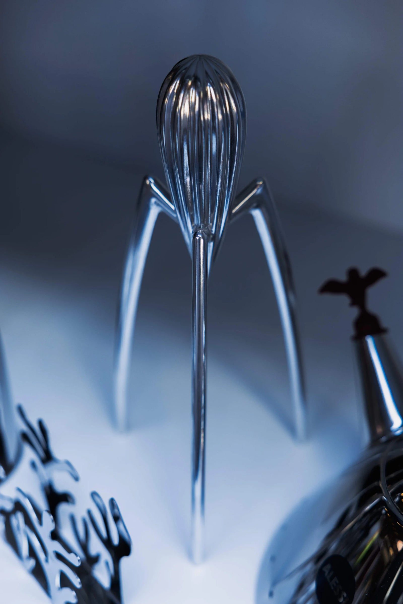 Karaca mağazasında sergilenen Alessi’nin ikonik tasarımı Juicy Salif narenciye sıkacağı ürün detayı. Pentome Studio’da çekilmiştir.
Close-up of Alessi’s iconic Juicy Salif citrus squeezer displayed at Karaca store. Photographed at Pentome Studio.