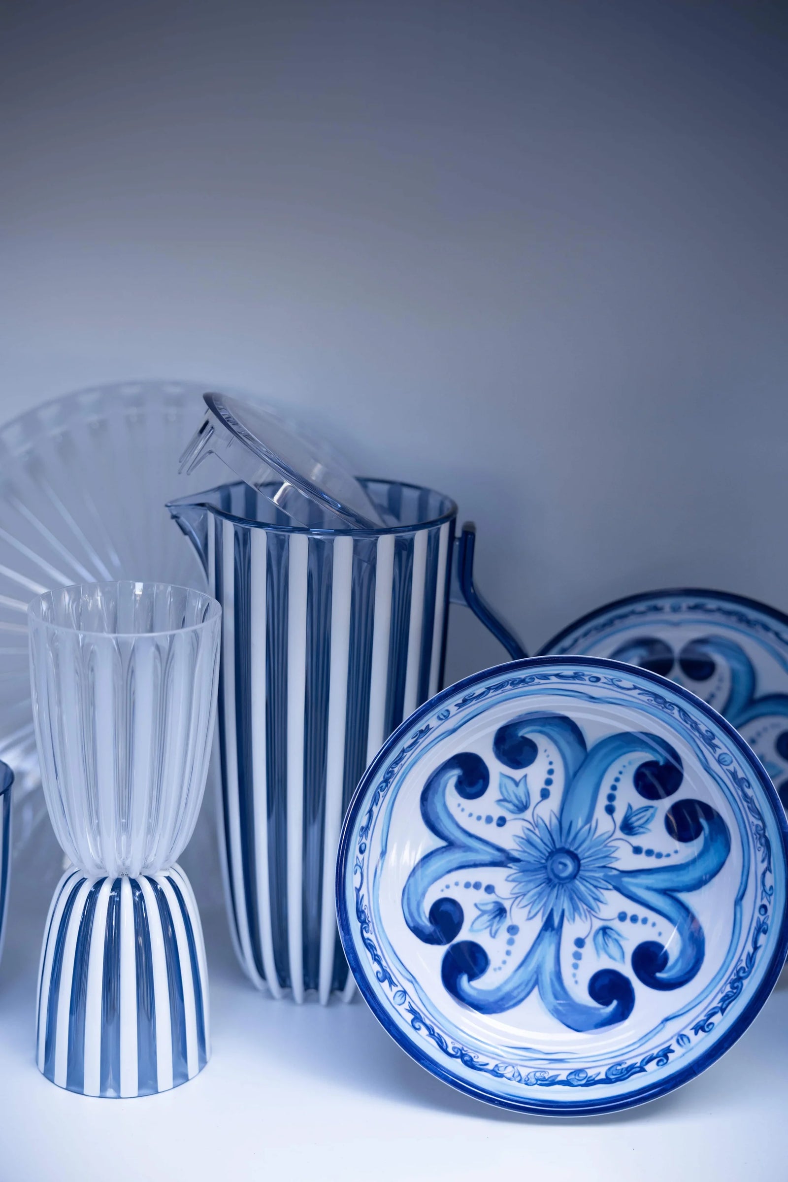works-portfolio-pentome-karaca-dolce-vita-display
Karaca mağazasında Dolce Vita koleksiyonundan tabak ve cam ürünler sergisi. Pentome Studio’da çekilmiştir.
Dolce Vita collection display featuring colorful plates and glassware at Karaca store. Photographed at Pentome Studio.