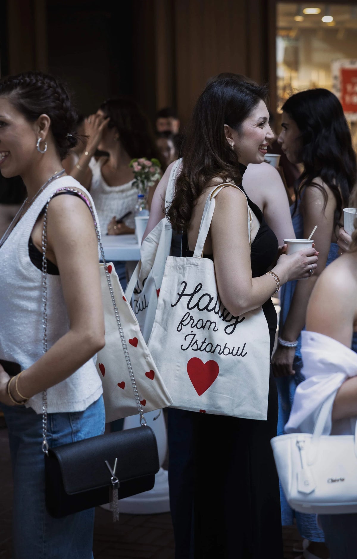 Karaca etkinliğinde “Holiday from Istanbul” yazılı Flying Tiger çantasıyla yapılan lifestyle çekimi. Pentome Studio’da çekilmiştir.
Lifestyle capture featuring the “Holiday from Istanbul” Flying Tiger tote bag at the Karaca event. Photographed at Pentome Studio.