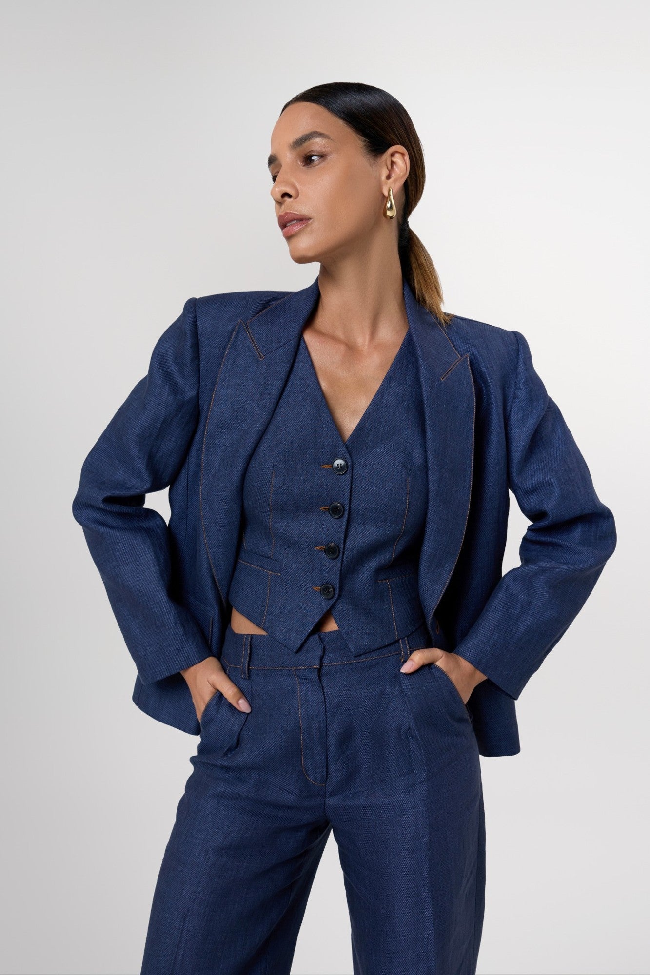 Lebeca London lacivert takım elbisenin portre çekimi.
Portrait of the navy suit by Lebeca London.