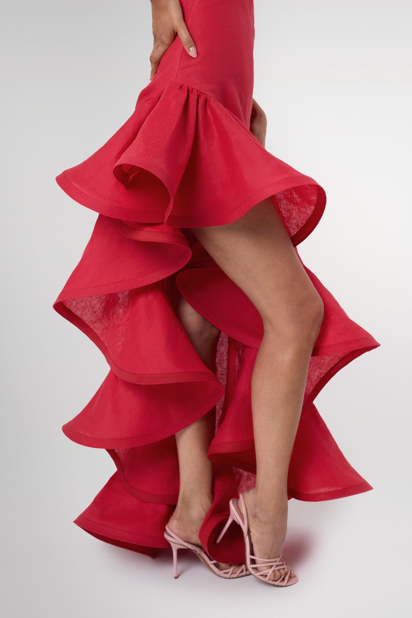 Lebeca London kırmızı volanlı elbisenin detay çekimi. Pentome Studio’da çekilmiştir.
Detail shot of the red ruffle dress by Lebeca London. Photographed at Pentome Studio.