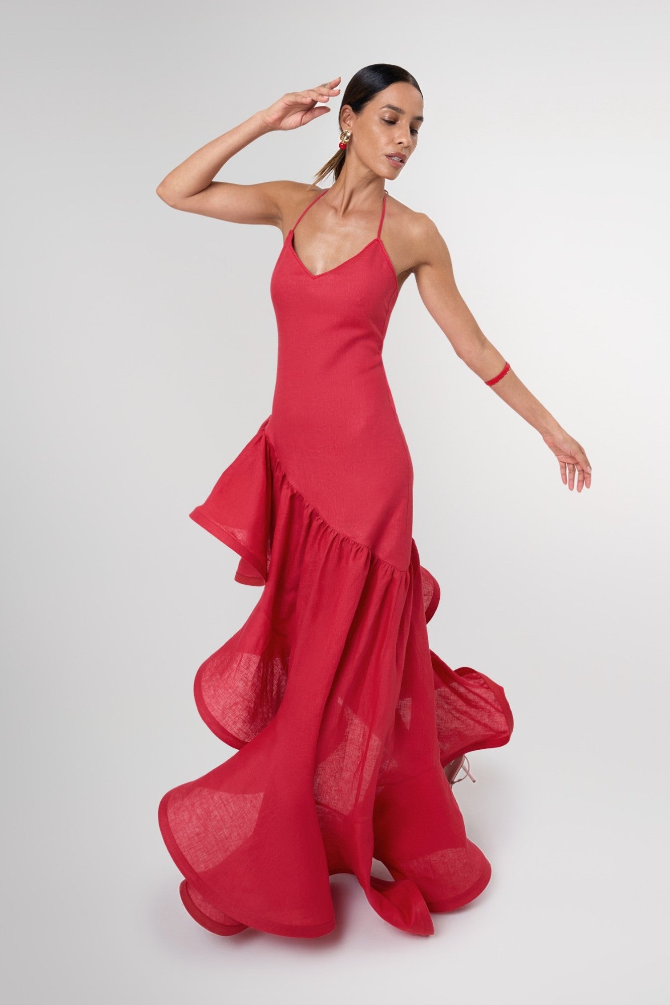Lebeca London kırmızı volanlı elbisenin hareketli kare çekimi. Pentome Studio’da çekilmiştir.
Motion shot of the red ruffle dress by Lebeca London. Photographed at Pentome Studio.