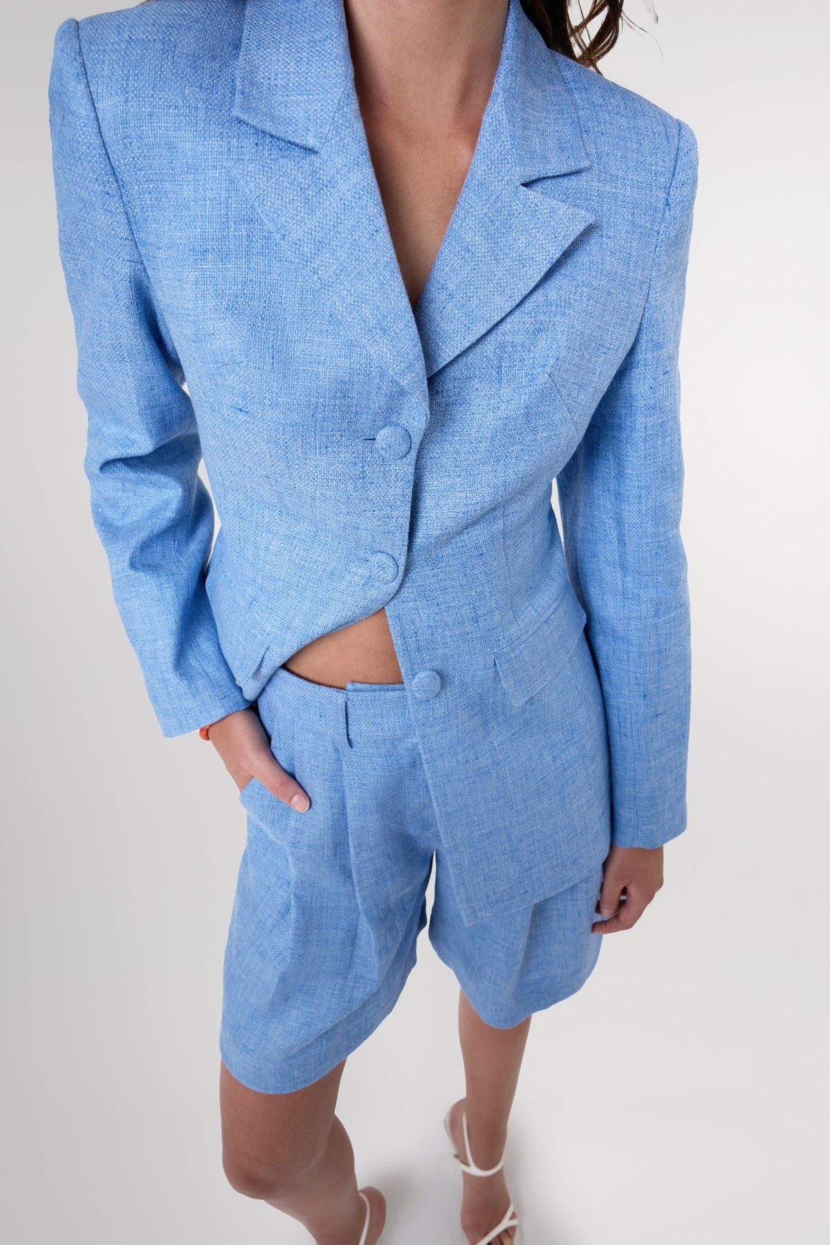 Lebeca London açık mavi blazer takım detay çekimi. Pentome Studio’da çekilmiştir.
Detail view of the sky blue blazer suit by Lebeca London. Photographed at Pentome Studio.