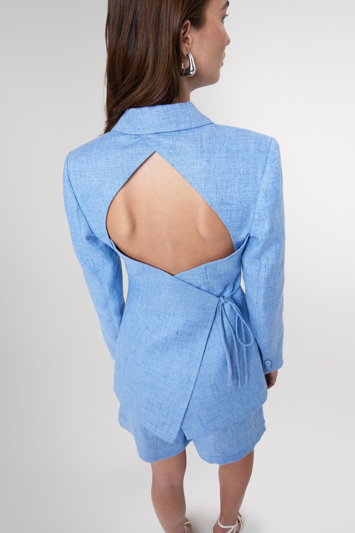 Lebeca London açık mavi sırt dekolteli blazer detay çekimi.
Detail view of the sky blue open-back blazer by Lebeca London.