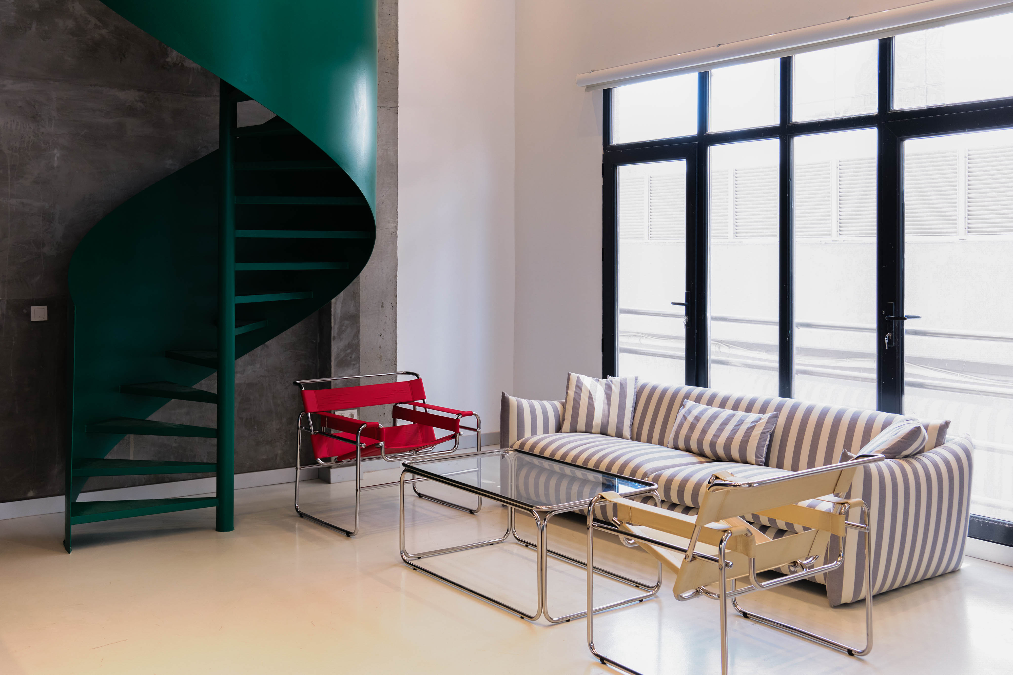 Doğal ışık alan modern oturma alanı, çekim aralarında rahat bir mola ortamı sunar. Pentome Studio’da çekilmiştir.
The modern lounge area with natural light offers a comfortable space for breaks between shoots. Photographed at Pentome Studio.