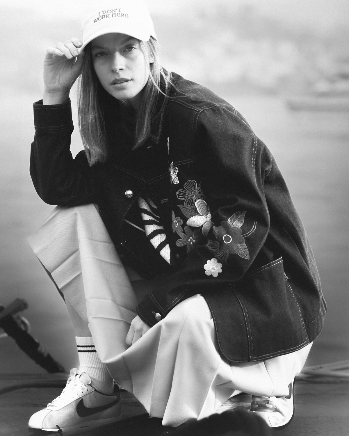 Shopigo markasına ait şehir modası temalı çekim; siyah-beyaz kontrastlarda sokak stili ve zarif sportif detayların birleşimini yansıtır. Pentome Studio’da çekilmiştir.
A city fashion-themed shoot for the brand Shopigo, showcasing the blend of street style and elegant sporty elements through striking black-and-white contrasts. Photographed at Pentome Studio.