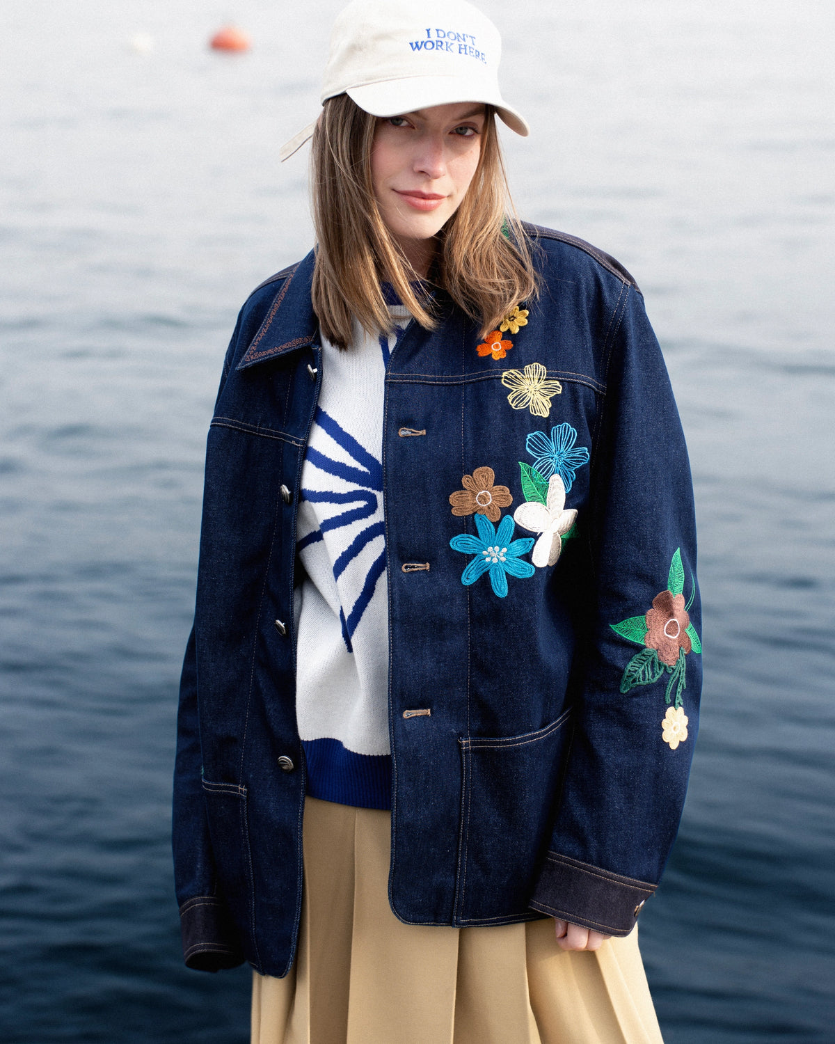 Shopigo markasına ait deniz kenarında çekilmiş portre; çiçek işlemeli kot ceket ve sade beyaz şapka ile doğal zarafeti yansıtır. Pentome Studio’da çekilmiştir.
A seaside portrait for the brand Shopigo, highlighting natural elegance with a floral-embroidered denim jacket and minimalist white cap. Photographed at Pentome Studio.