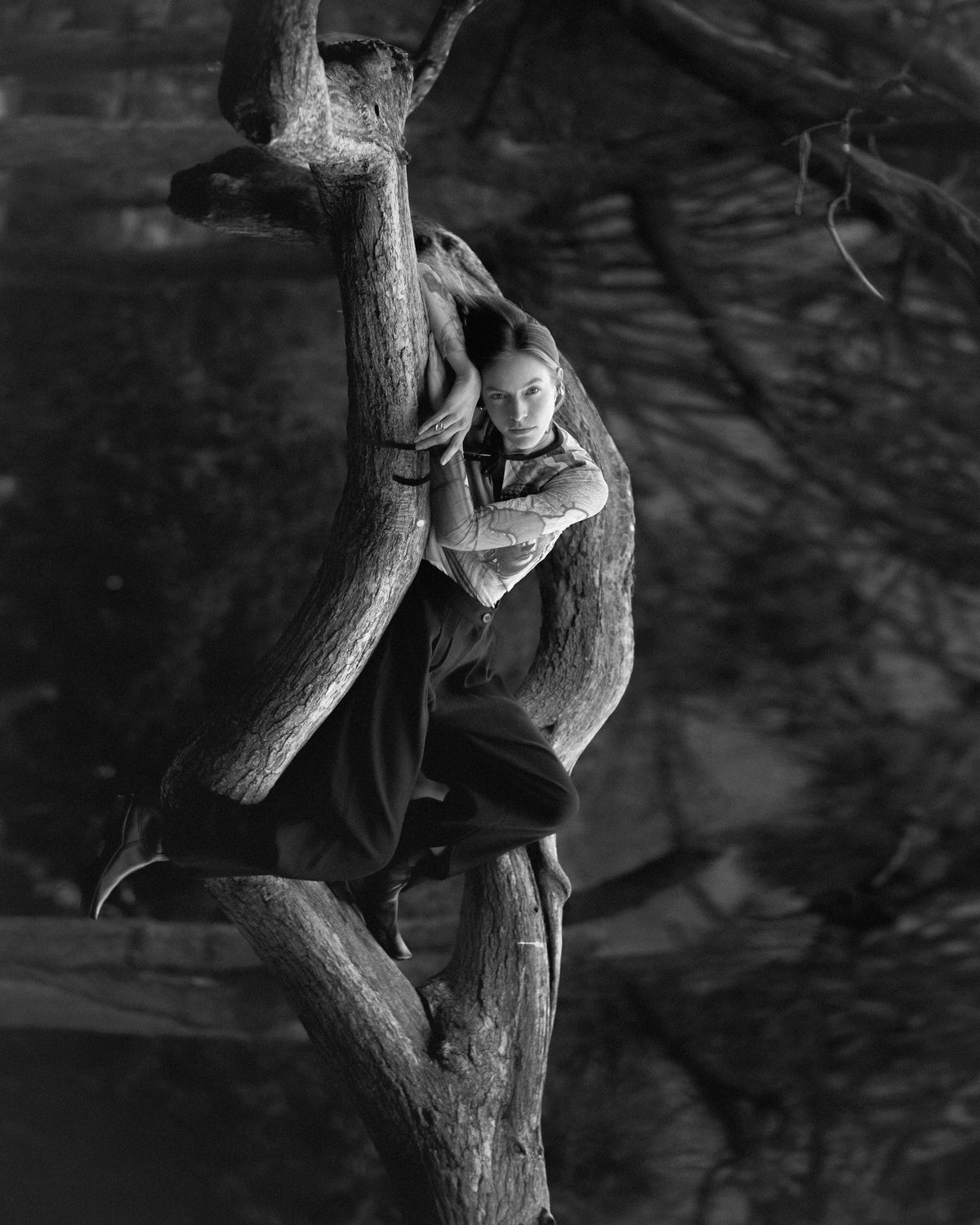 Shopigo markasına ait siyah-beyaz moda çekimi; doğanın içinde yer alan zarif bir kompozisyon ile sanatsal bir atmosfer oluşturulmuştur. Model, monokrom tonlarda güçlü bir duruş sergilemektedir. Pentome Studio’da çekilmiştir.
A monochrome editorial shot for the brand Shopigo, blending fashion and nature in an artistic composition. The model conveys a powerful stance within a serene outdoor setting. Photographed at Pentome Studio.