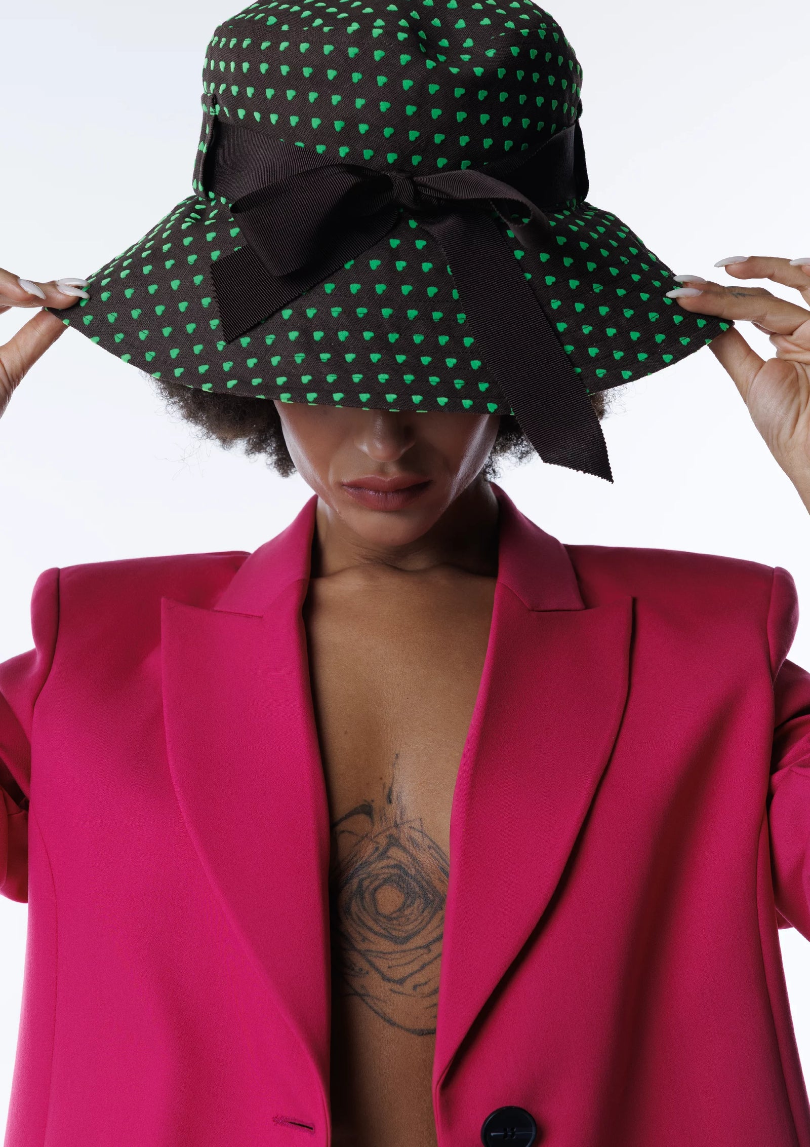 Pembe takım elbiseli modelin şapka detayıyla öne çıkan moda portresi. Pentome Studio’da çekilmiştir.
Fashion portrait highlighting hat details with a pink suit. Photographed at Pentome Studio.