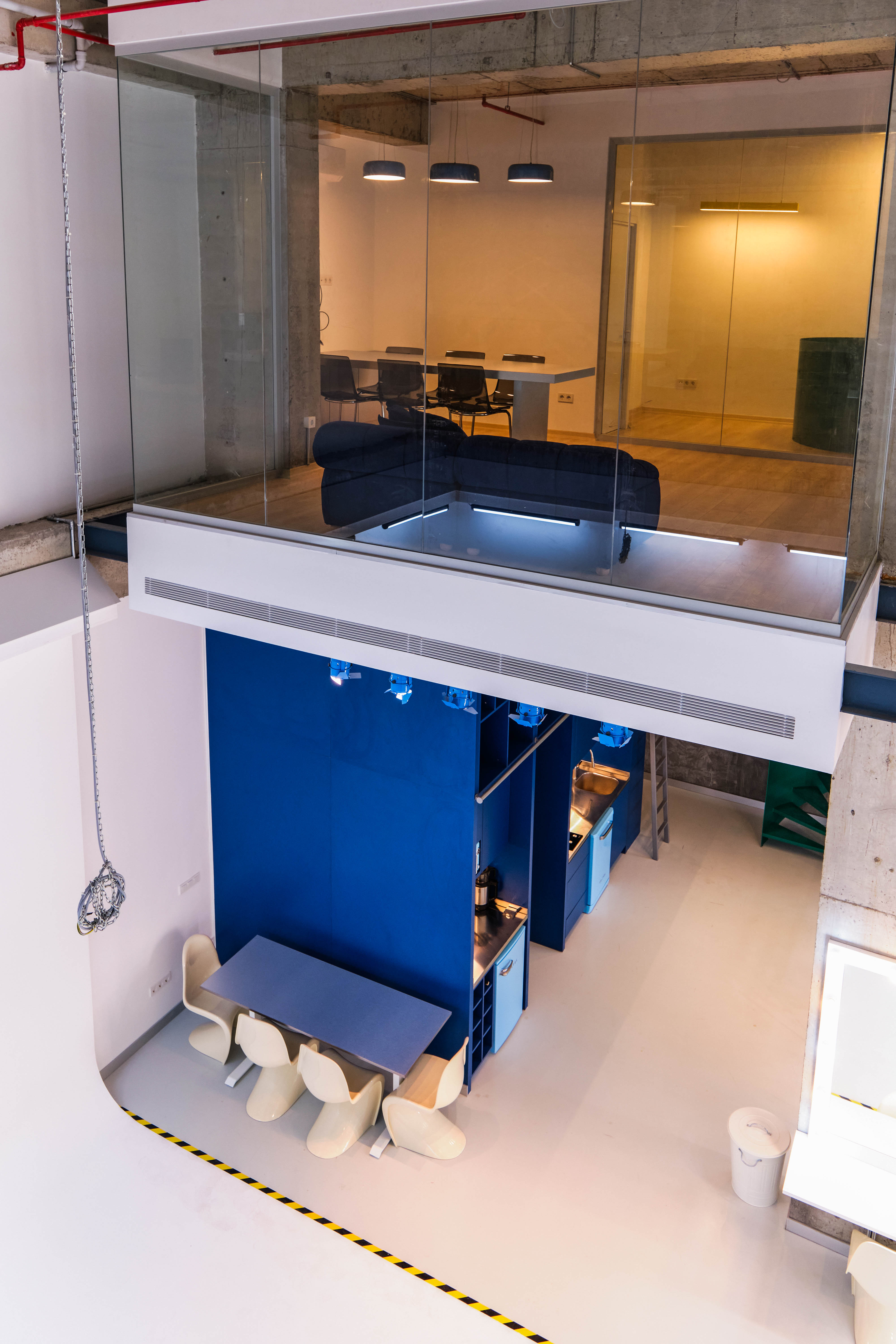 Pentome Studio’nun üst katından görünüm; modern tasarım, mavi detaylar ve cam bölmelerle birleşerek ferah ve ilham verici bir atmosfer sunar. Pentome Studio’da çekilmiştir.
A view from the upper floor of Pentome Studio — combining modern design, blue details, and glass partitions to create a spacious and inspiring atmosphere. Photographed at Pentome Studio.