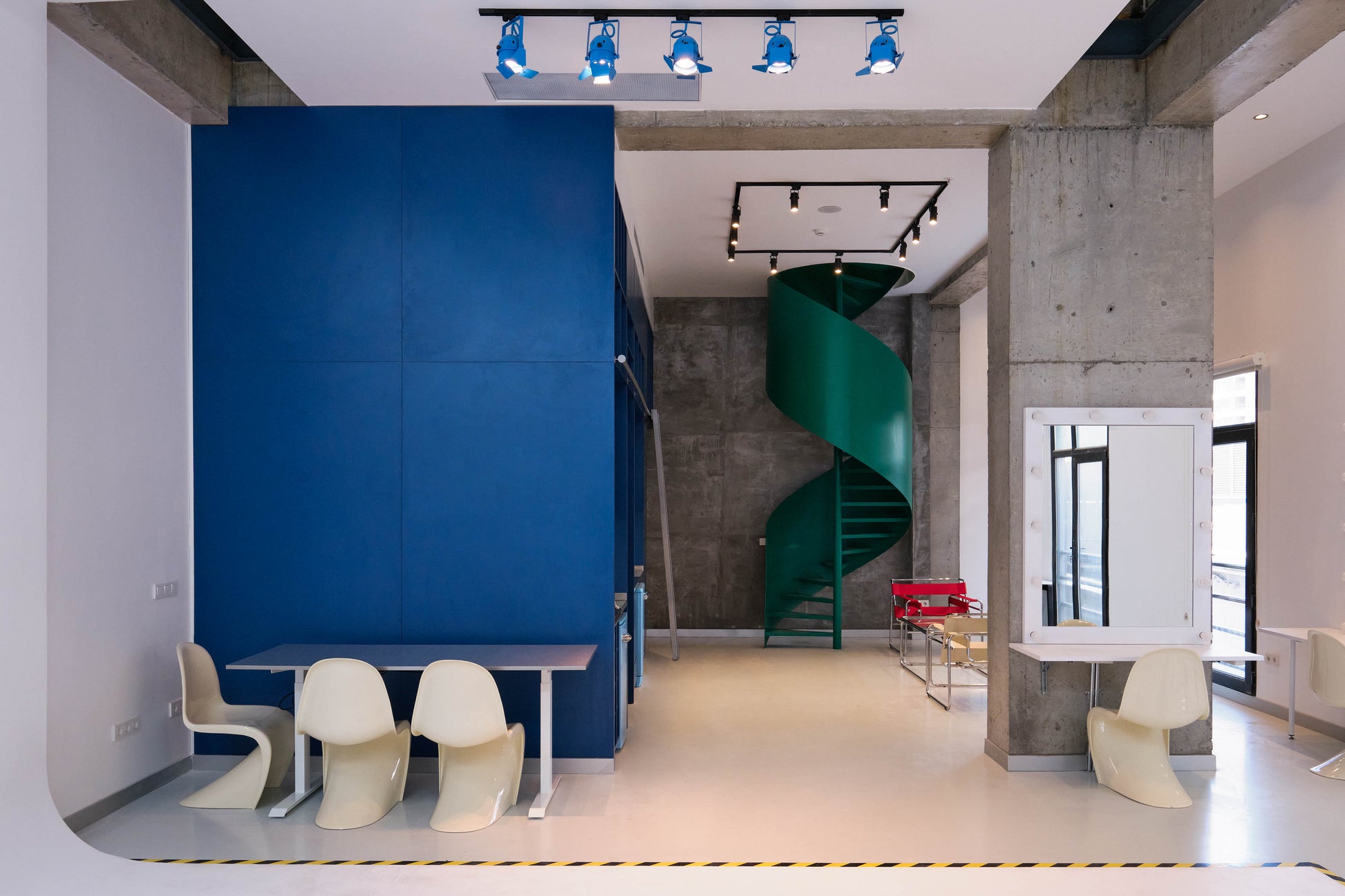 Mavi duvar ve yeşil spiral merdiven detaylarıyla Pentome Studio’nun modern iç mimarisi, yaratıcı prodüksiyonlar için ilham verici bir ortam sağlar. Pentome Studio’da çekilmiştir.
With its blue wall and green spiral staircase, Pentome Studio’s modern interior design offers an inspiring environment for creative productions. Photographed at Pentome Studio.