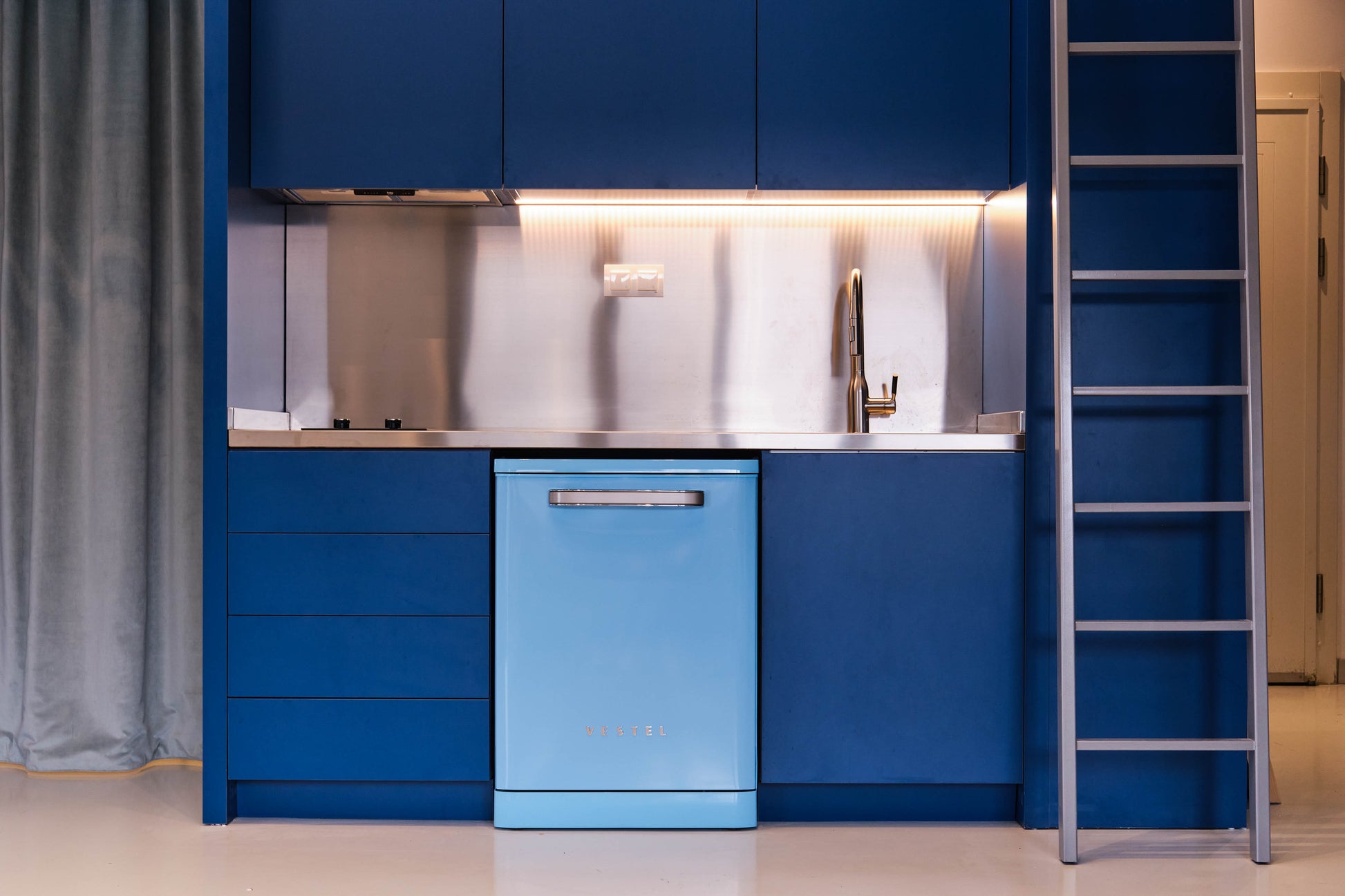 Pentome Studio’nun mavi tonlardaki modern mutfak alanı, çekim aralarında konfor ve işlevselliği bir arada sunar. Pentome Studio’da çekilmiştir.
The modern kitchen area in blue tones at Pentome Studio offers both comfort and functionality between shoots. Photographed at Pentome Studio.