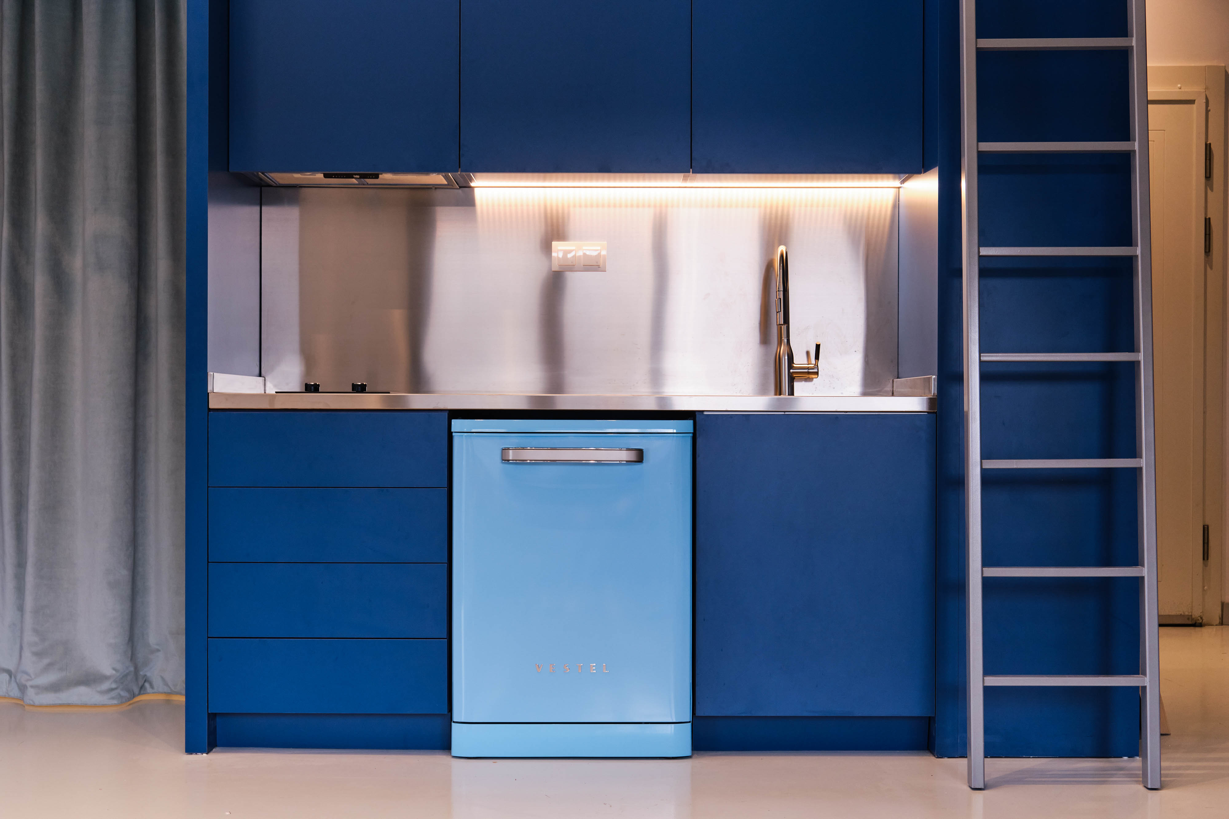 Pentome Studio’nun mavi tonlardaki modern mutfak alanı, çekim aralarında konfor ve işlevselliği bir arada sunar. Pentome Studio’da çekilmiştir.
The modern kitchen area in blue tones at Pentome Studio offers both comfort and functionality between shoots. Photographed at Pentome Studio.