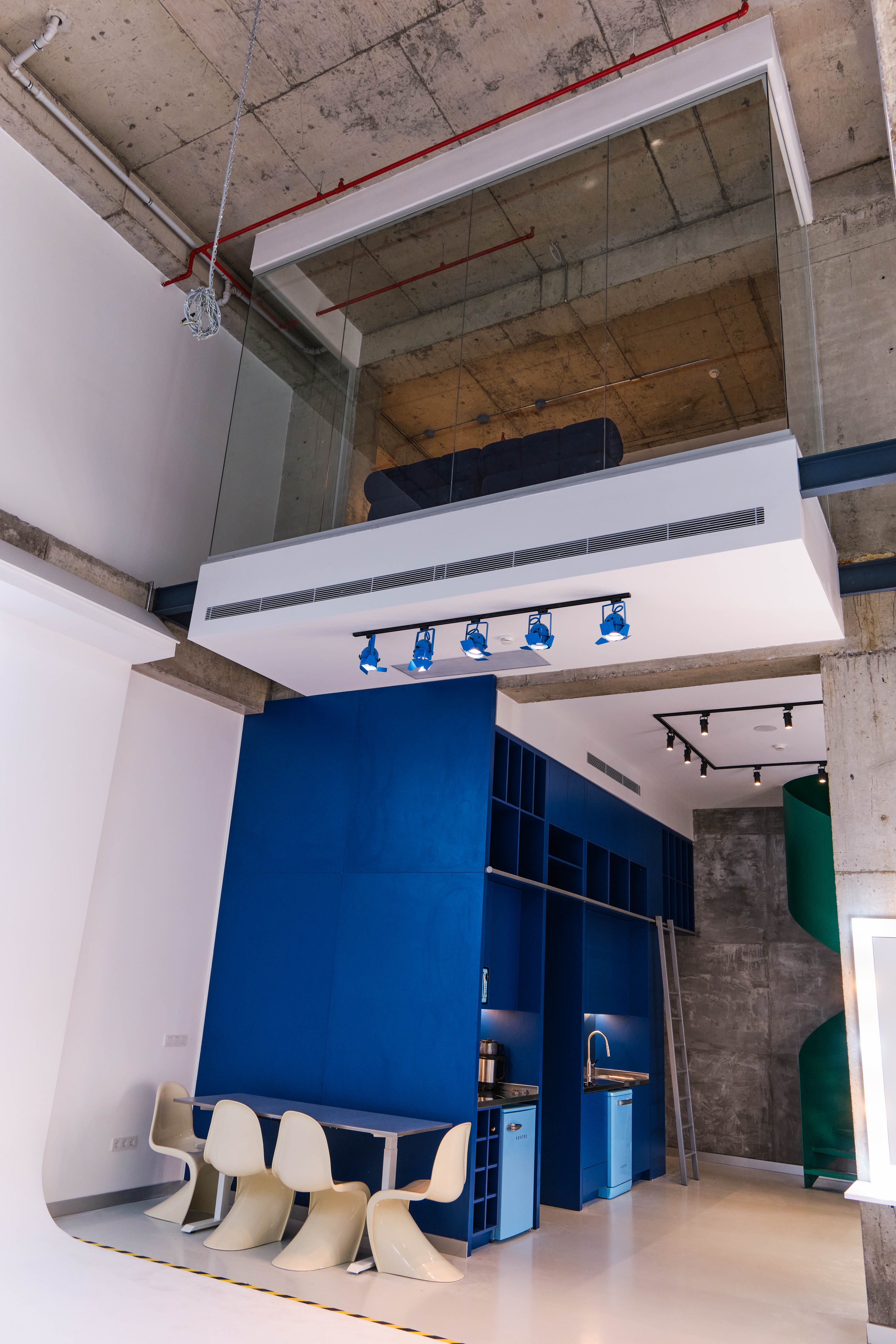 Pentome Studio’nun loft tasarımı; endüstriyel detaylar, mavi tonlar ve geniş hacmiyle yaratıcı projelere modern bir atmosfer sunar. Pentome Studio’da çekilmiştir.
The loft design of Pentome Studio combines industrial details, blue tones, and spacious architecture to provide a modern atmosphere for creative projects. Photographed at Pentome Studio.