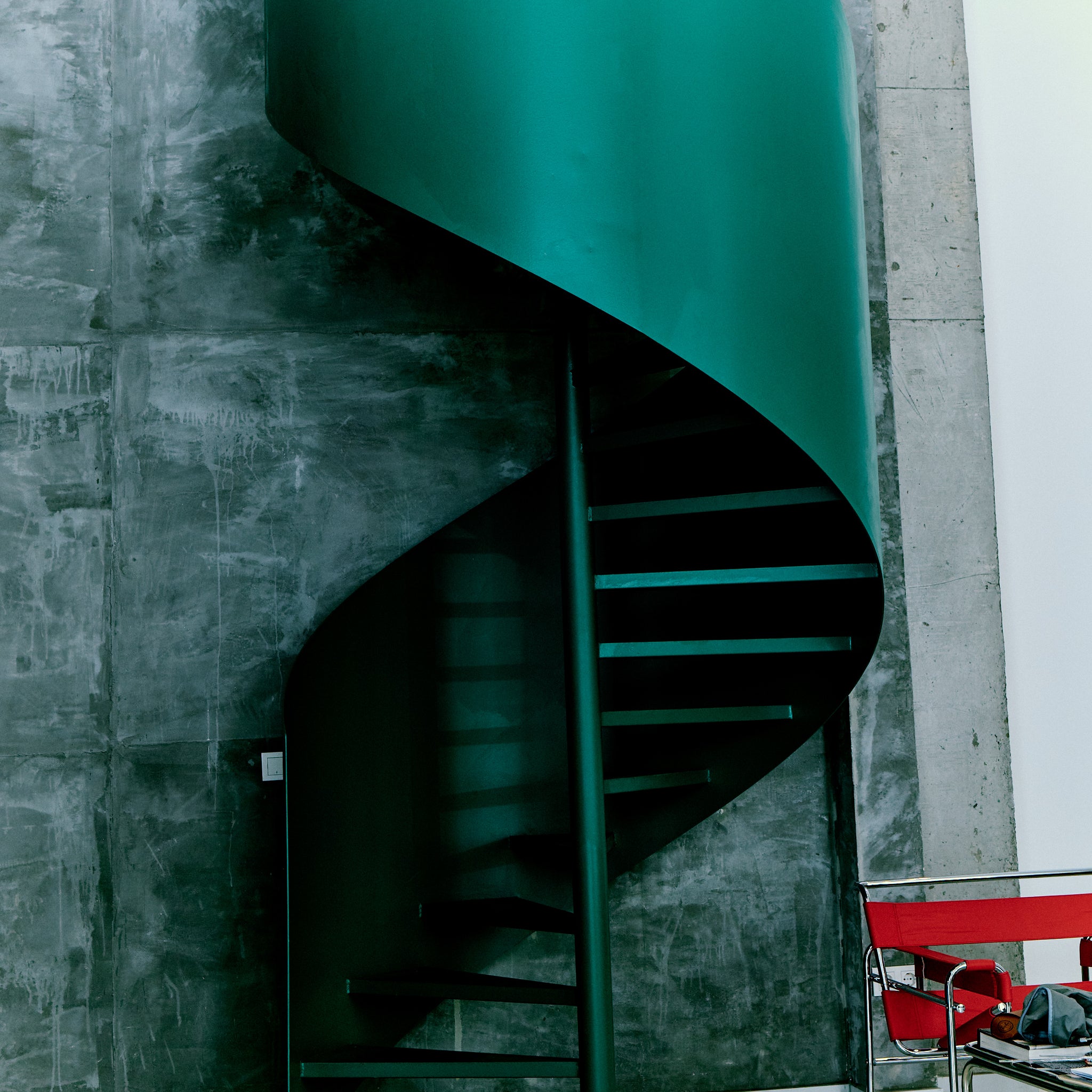 Pentome Studio’nun karakteristik yeşil spiral merdiveni, endüstriyel dokularla birleşerek modern bir mimari vurgu oluşturur. Pentome Studio’da çekilmiştir.
The signature green spiral staircase at Pentome Studio blends with industrial textures to create a striking modern architectural feature. Photographed at Pentome Studio.