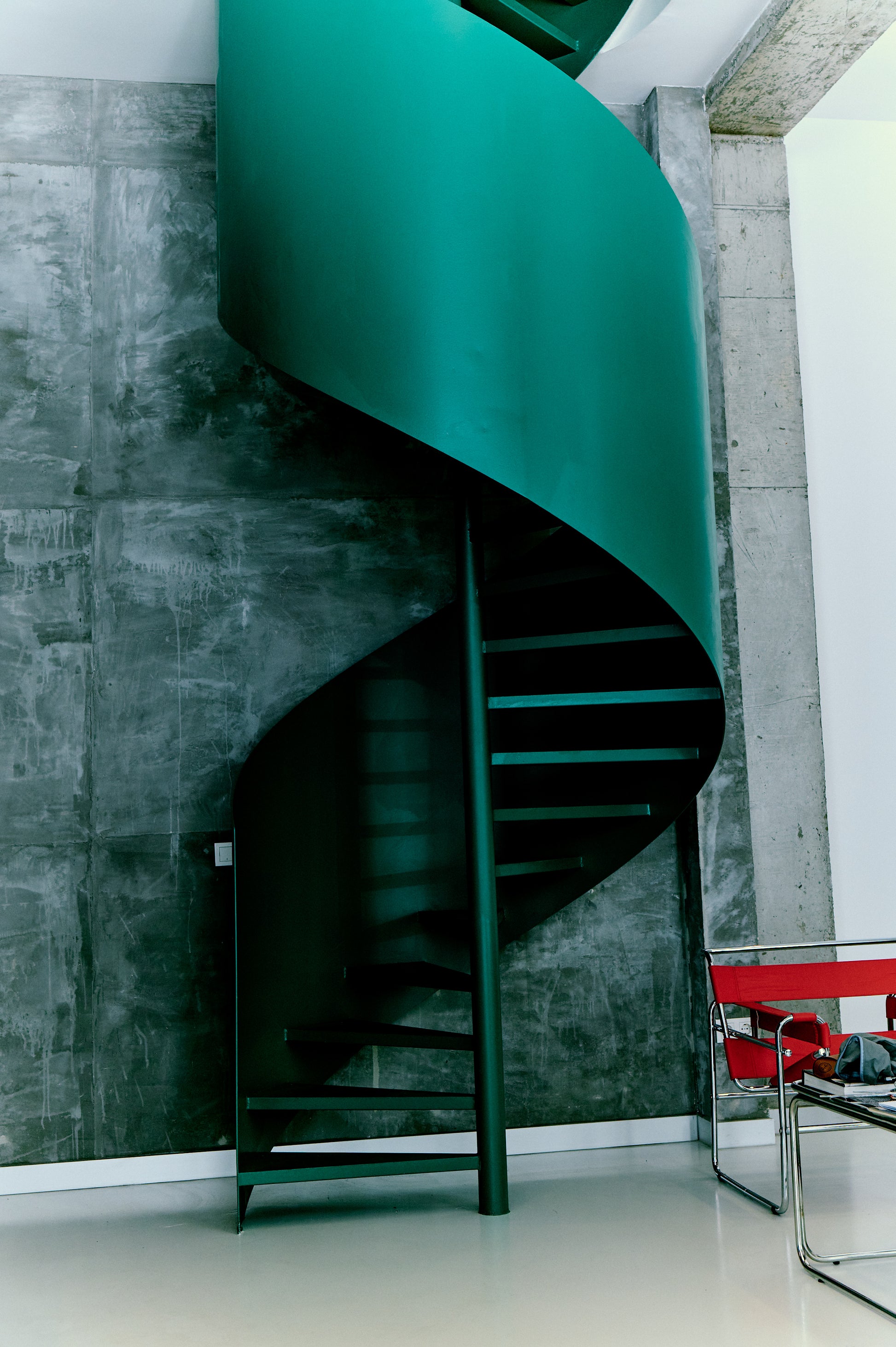 Pentome Studio’nun karakteristik yeşil spiral merdiveni, endüstriyel dokularla birleşerek modern bir mimari vurgu oluşturur. Pentome Studio’da çekilmiştir.
The signature green spiral staircase at Pentome Studio blends with industrial textures to create a striking modern architectural feature. Photographed at Pentome Studio.