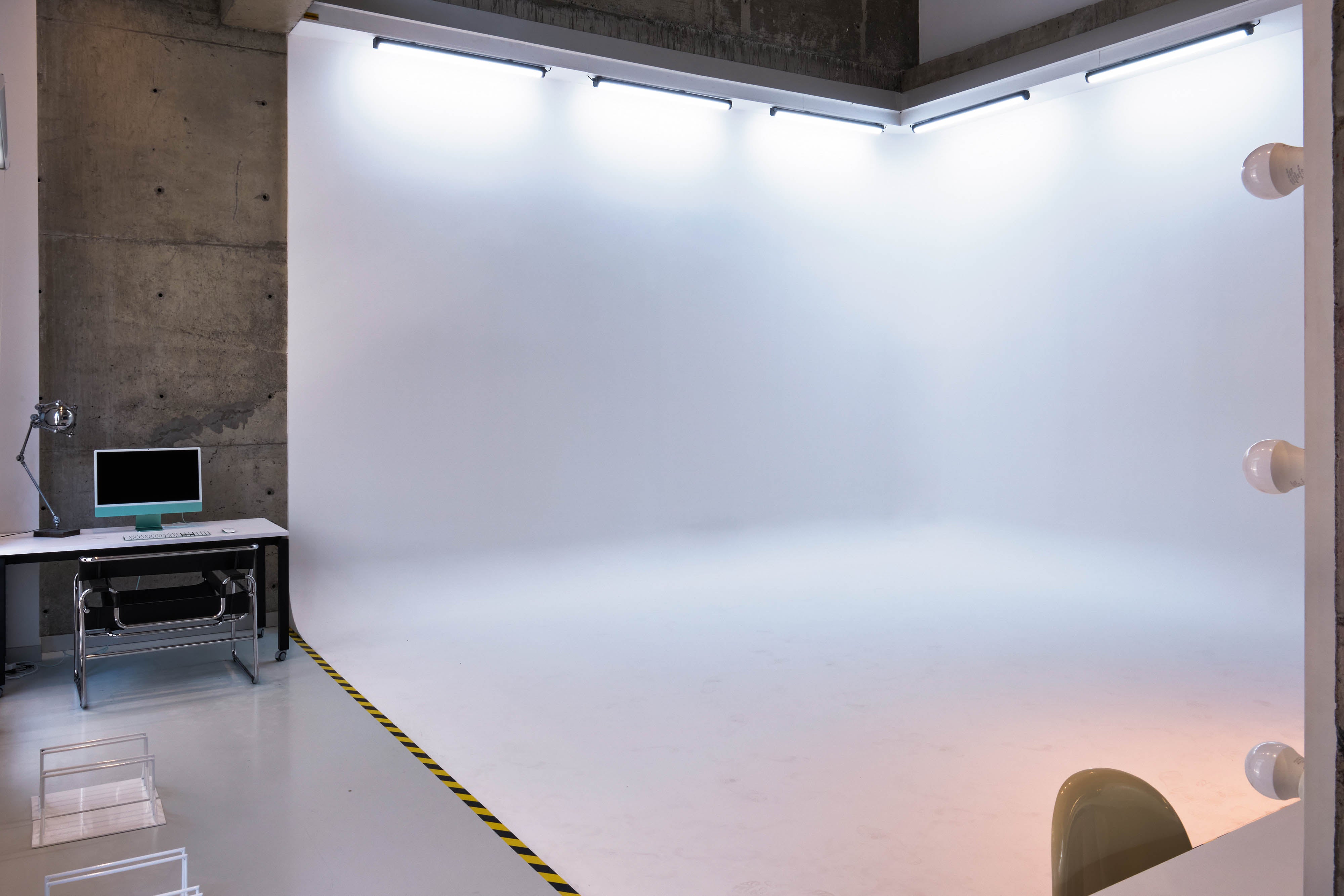 Profesyonel çekimlere uygun beyaz cyclorama alanı, Pentome Studio’nun yaratıcılığın merkezidir. Pentome Studio’da çekilmiştir.
The white cyclorama space, ideal for professional productions, is the creative core of Pentome Studio. Photographed at Pentome Studio.